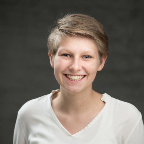 Diese Bild zeigt Lara Krautmacher aus dem Masterstudiengang Human Centered Design. Sie trägt kurzes Haar. Sie ist eine der drei Konzepter und Entwicklerinnen der Ausarbeitung "Assistenzroboter für Blinde im Jahr 2030."