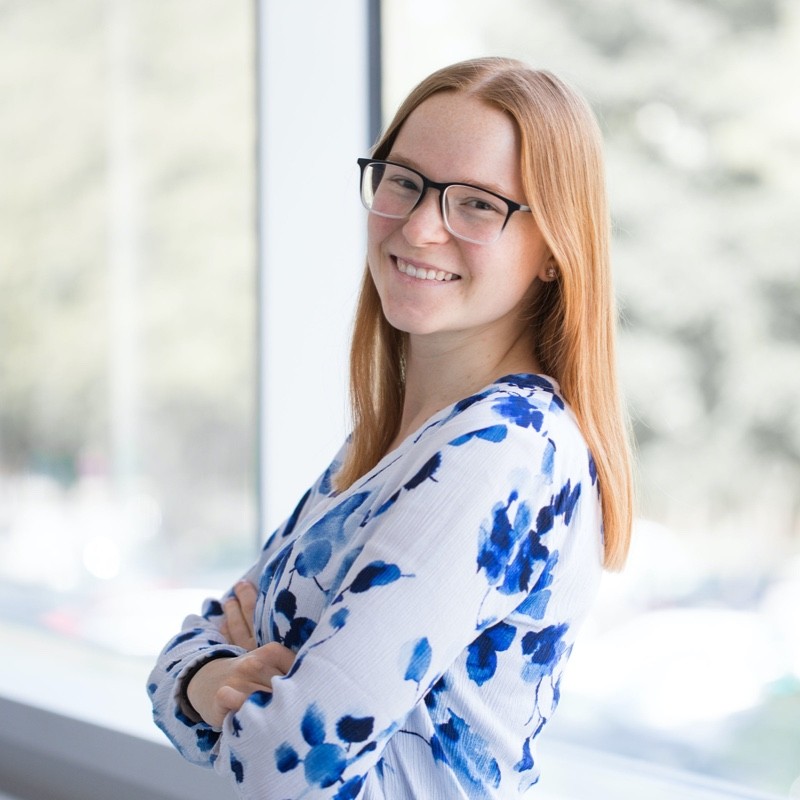 Diese Bild zeigt Julia Wagner aus dem Masterstudiengang Human Centered Design. Sie ist eine der drei Konzepter und Entwicklerinnen der Ausarbeitung "Assistenzroboter für Blinde im Jahr 2030."