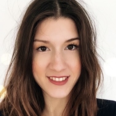 Diese Bild zeigt Josephine Etschmann aus dem Masterstudiengang Human Centered Design. Sie ist eine der drei Konzepter und Entwicklerinnen der Ausarbeitung "Assistenzroboter für Blinde im Jahr 2030."
